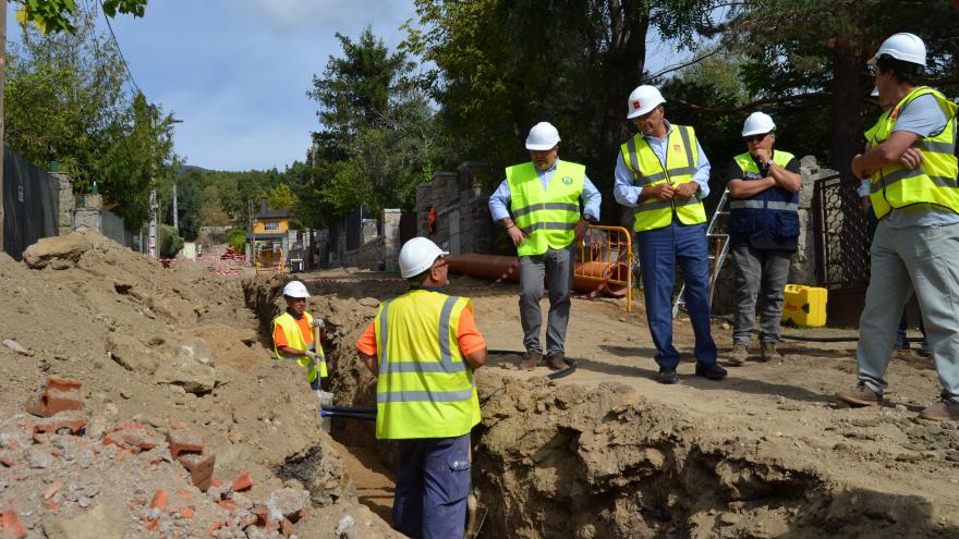 El consejero Carlos Izquierdo visita el municipio de Cercedilla El consejero recorriendo el municipio