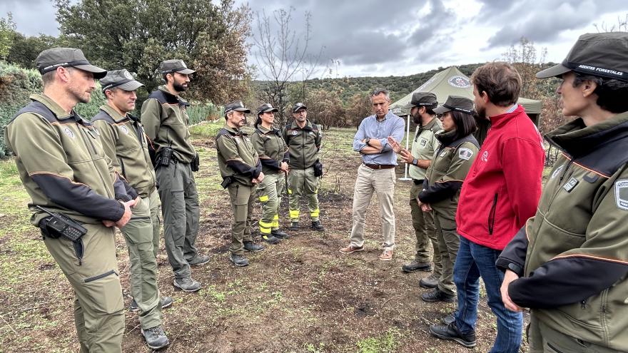 El consejero junto a los equipos de emergencias recorriendo la zona