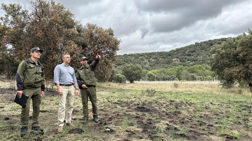 El consejero junto a los equipos de emergencias recorriendo la zona