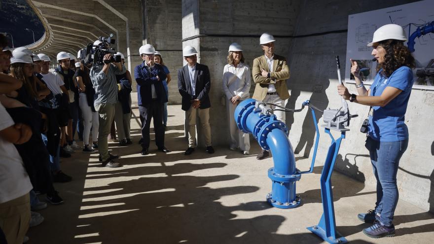 El consejero recorriendo las instalaciones