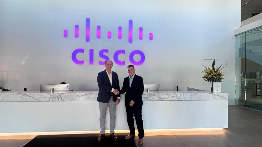 El consejero Miguel López-Valverde durante su visita a las instalaciones de la tecnológica Cisco