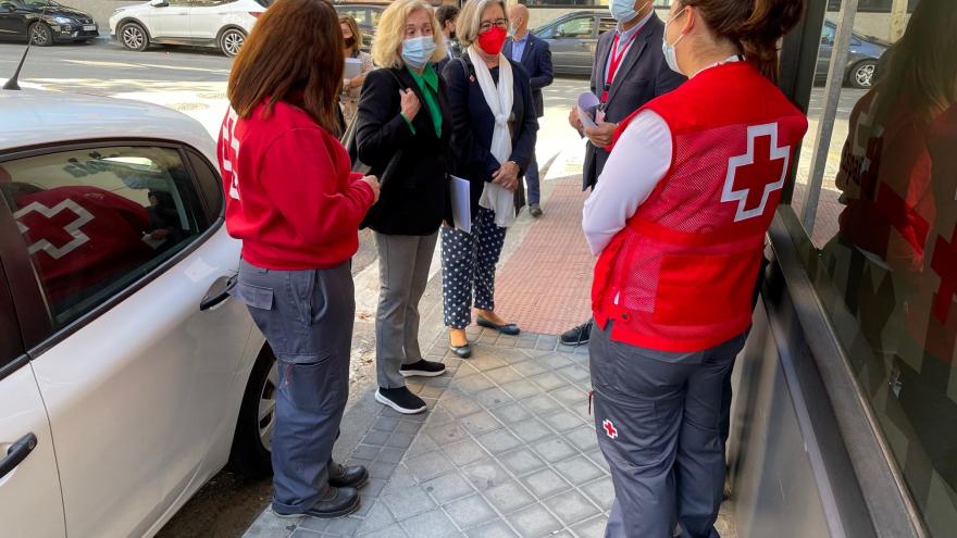 La consejera saludando a parte del personal de Cruz Roja