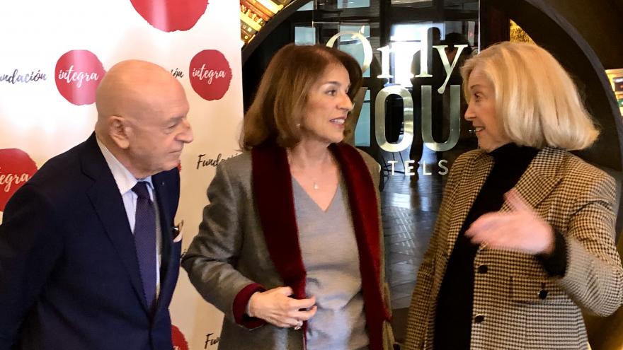La consejera junto a algunos asistentes