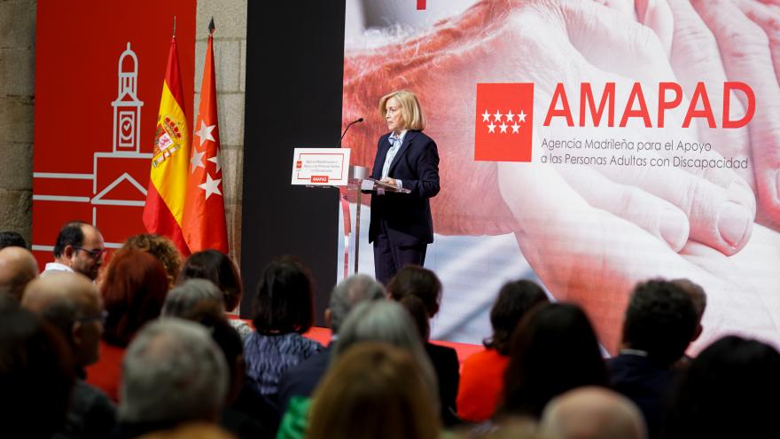 La consejera interviniendo en el escenario