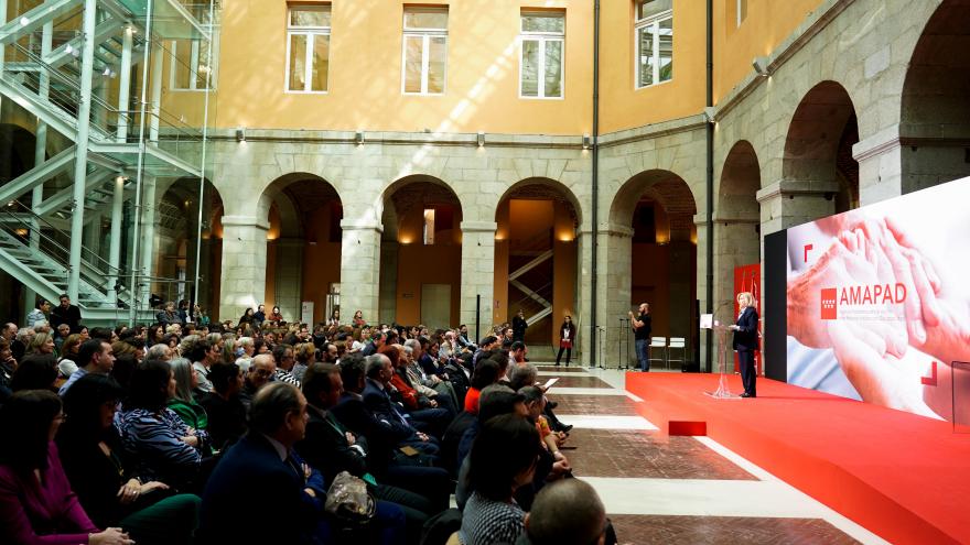 La consejera interviniendo en el escenario