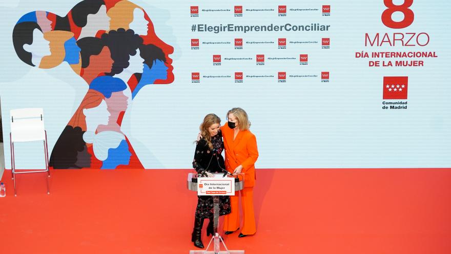 La consejera interviniendo en el atril 