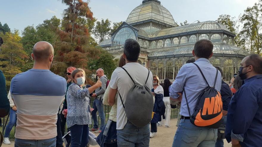 Guía dentro de El Retiro explicando a un grupo 