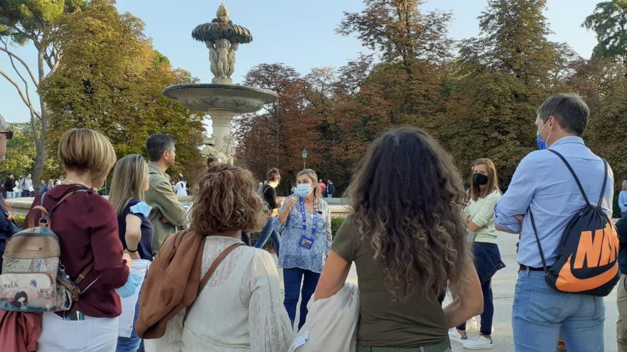 Guía dentro de El Retiro explicando a un grupo 