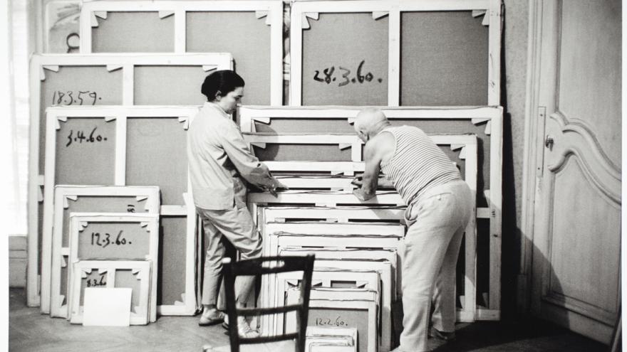 David Douglas Duncan. Picasso con Jacqueline firmando obras en La Californie. 1960