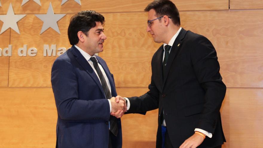 David Péres en la firma del convenio