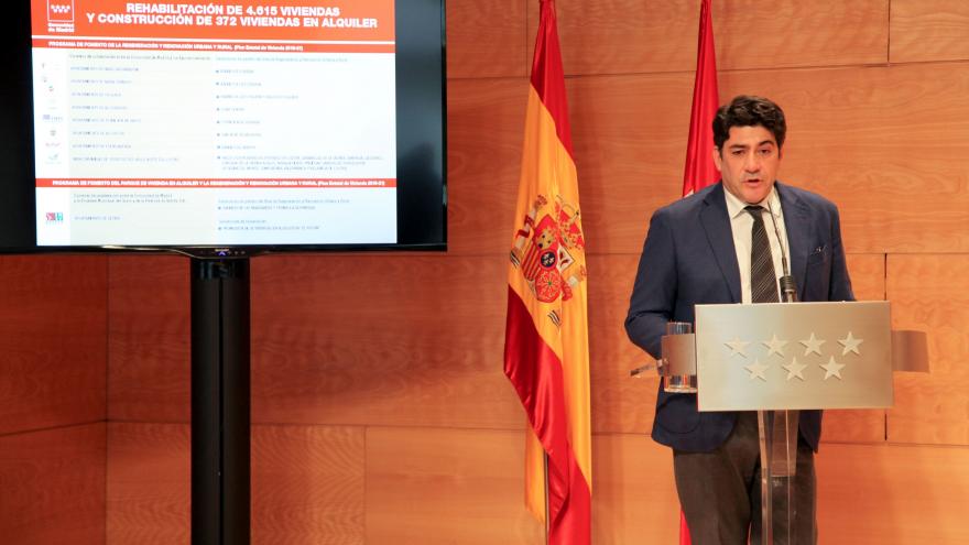 David Péres en la firma del convenio