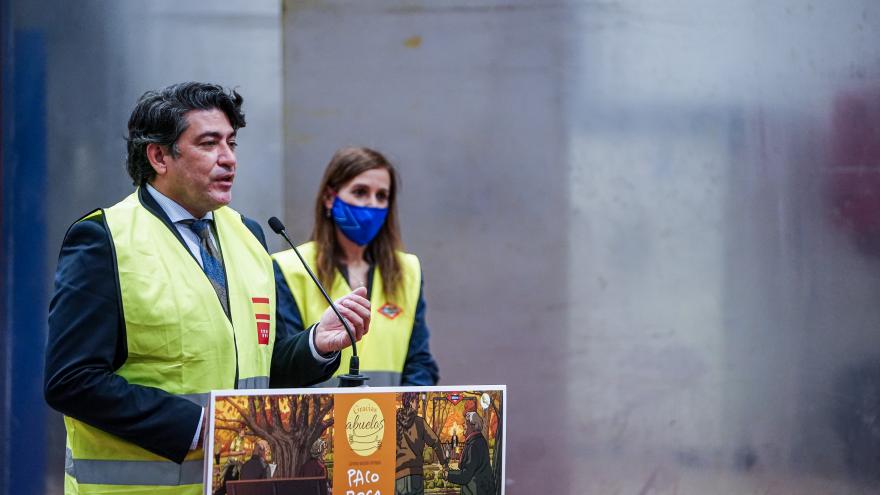 El consejero interviniendo en atril