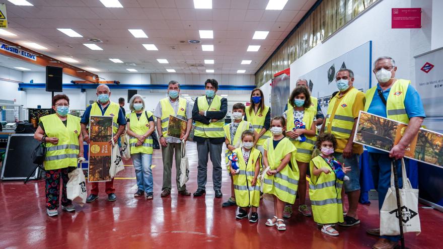 David Pérez posa junto con los participantes de la visita guiada a Metro de Madrid