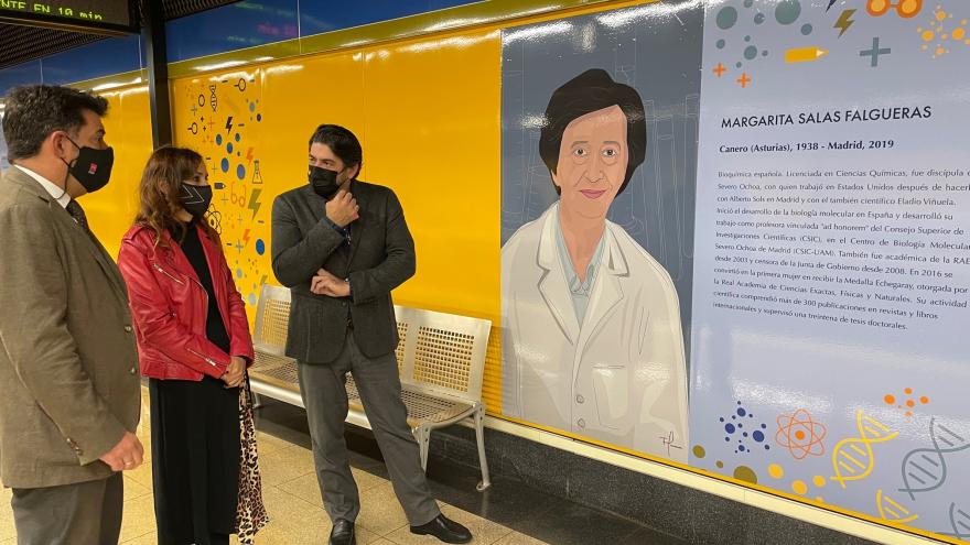 El consejero posando junto uno de los murales