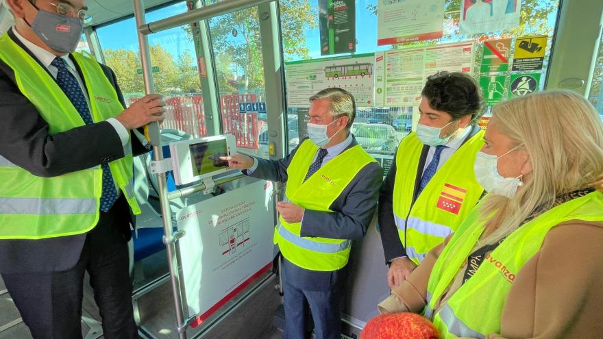 El consejero David Pérez visita el Centro de Innovación y Formación del CRTM El consejero escuchando las explicaciones de uno de los responsables