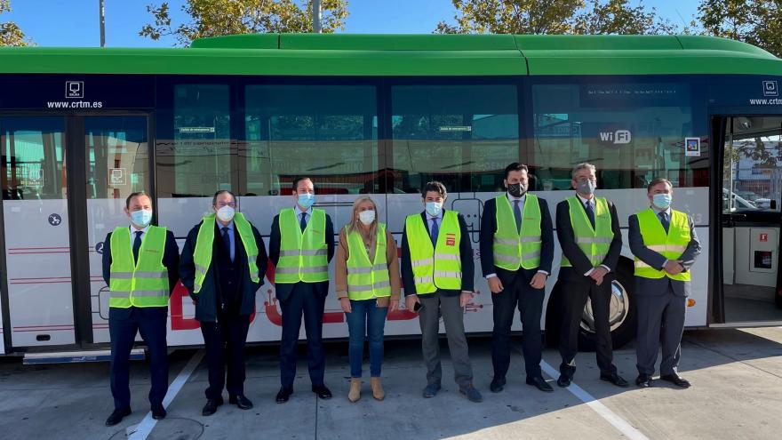 El consejero David Pérez visita el Centro de Innovación y Formación del CRTM Fotografía de todos los asistentes a la visita junto al consejero con un autobús a sus espaldas