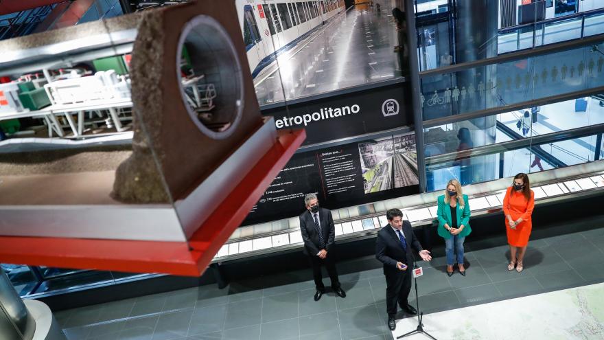 Plano desde arriba de la exposición donde se ve al consejero interviniendo frente al atril