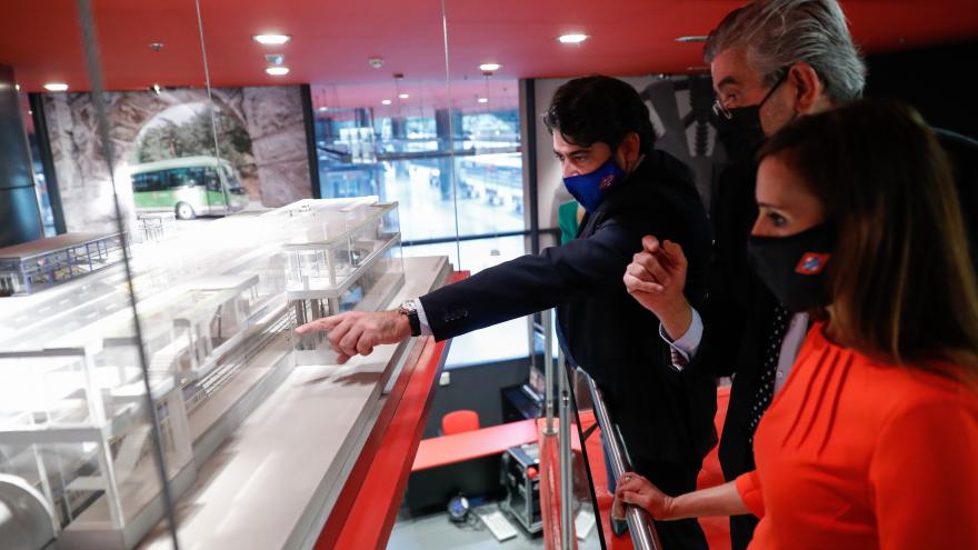 El consejero visitando la exposición