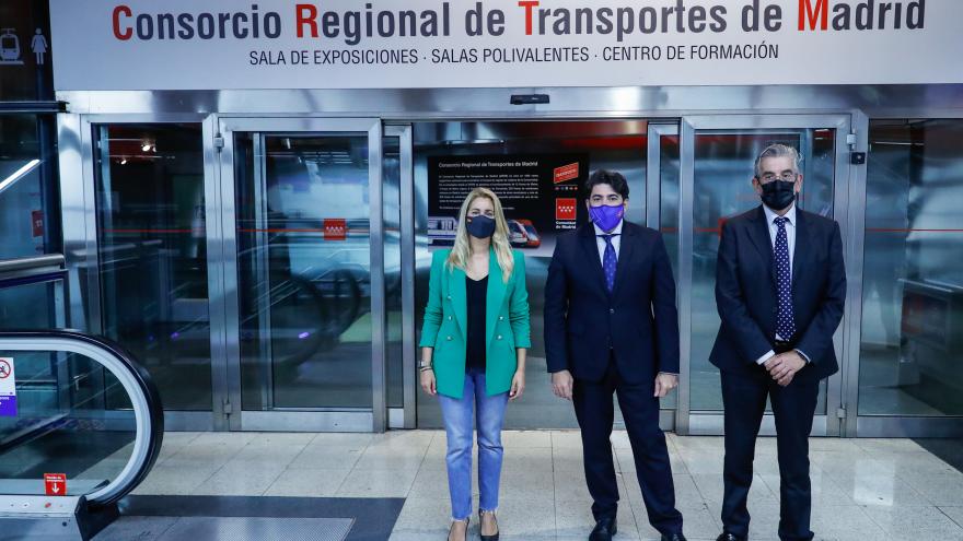 El consejero posando en la entrada de la exposición