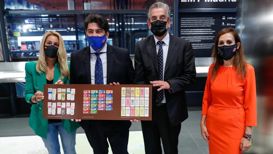 El consejero posando sosteniendo unos cuadros con billetes antiguos de transporte