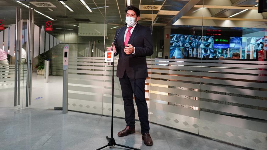 El consejero interviniendo ante un micrófono mientras a sus espaldas se ven puestos de control de Metro de Madrid