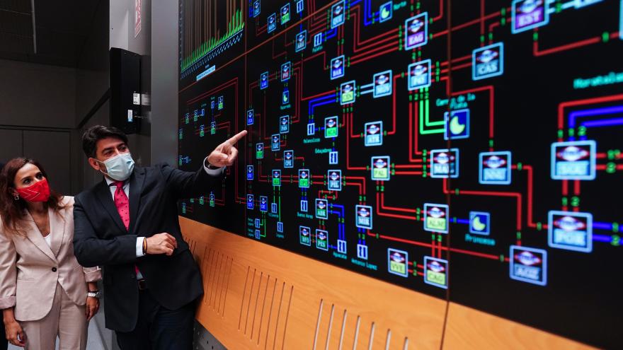 El consejero señalando uno de los paneles de control de Metro de Madrid