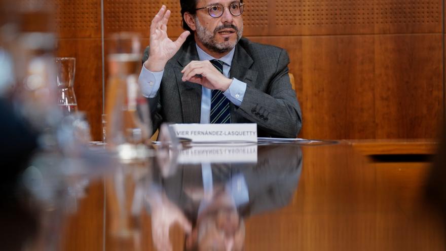 Fernández-Lasquetty sentado en una mesa