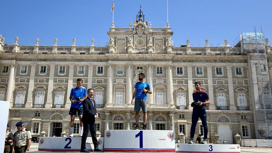 Mariano de Paco Serrano en el podio de la carrera popular X Aniversario de la proclamación del Rey Felipe VI