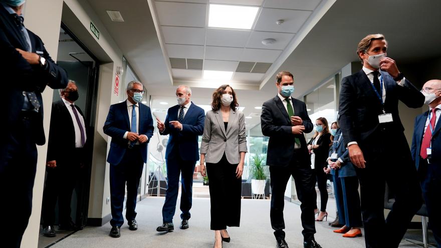 Díaz Ayuso visita en Torrejón de Ardoz la empresa Servinform, especializada en transformación digital La presidenta recorriendo la empresa