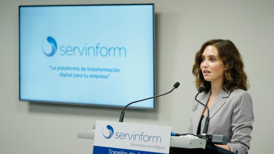 Díaz Ayuso visita en Torrejón de Ardoz la empresa Servinform, especializada en transformación digital La presidenta interviniendo en el atril