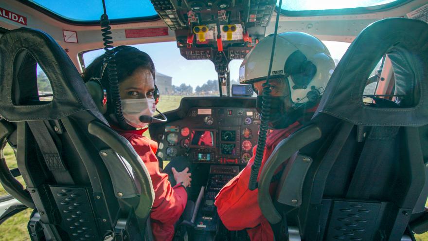 La presidenta en helicóptero sobrevolando la zona