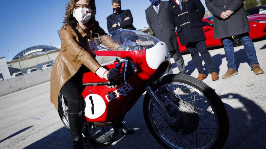 La presidenta subida en una moto