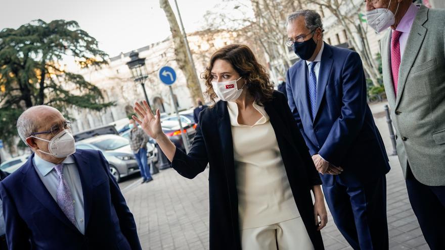 La presidenta llegando al acto junto con el consejero Enrique Ossorio
