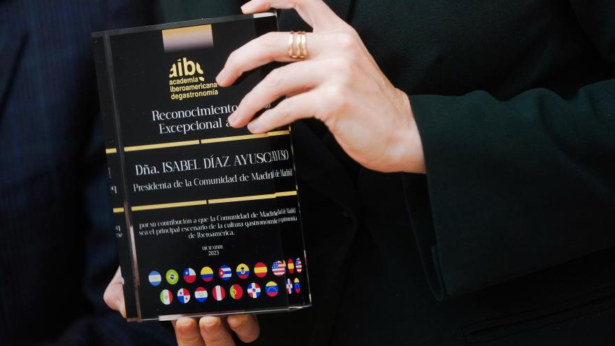 La presidenta recogiendo el reconocimiento