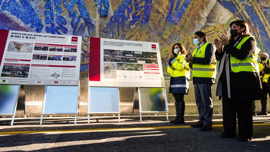 La presidenta junto al consejero y unos murales informativos sobre la actuación realizada