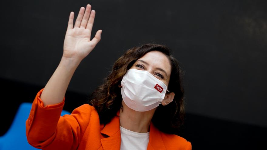 Díaz Ayuso anuncia la creación de cuatro cluster tecnológicos en el primer semestre del 2022 Primer plano de la presidenta saludando