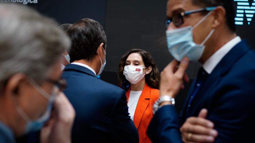 Díaz Ayuso anuncia la creación de cuatro cluster tecnológicos en el primer semestre del 2022 La presidenta hablando con otros asistentes