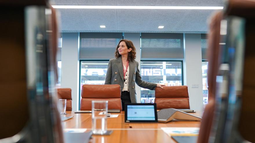 La presidenta llegando a la reunión