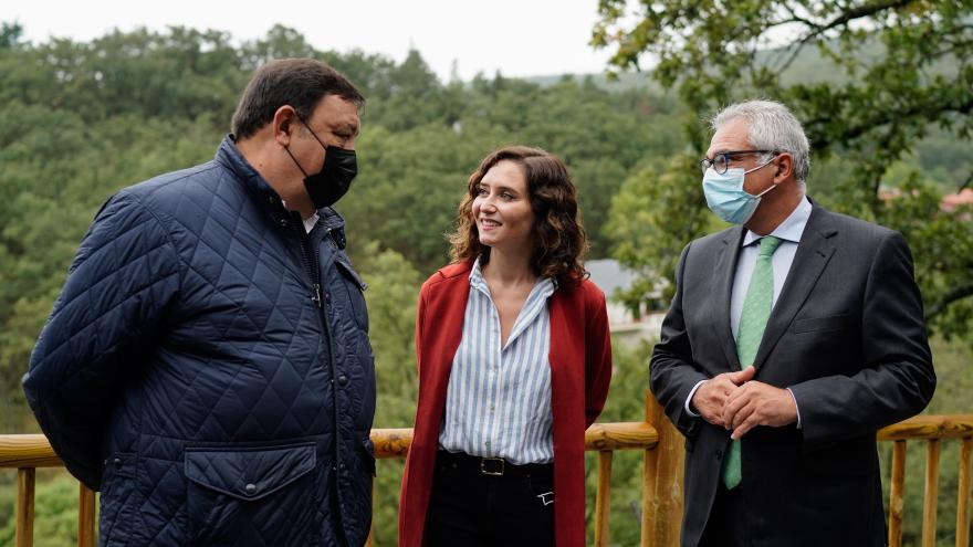 La presidenta junto al alcalde de la localidad y el consejero de administración local