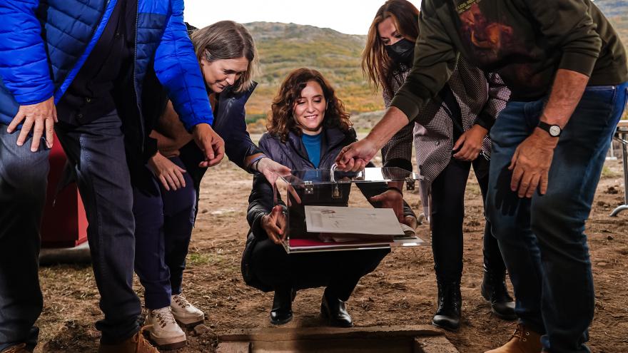 La presidenta colocando la primera piedra junto a la consejera de cultura