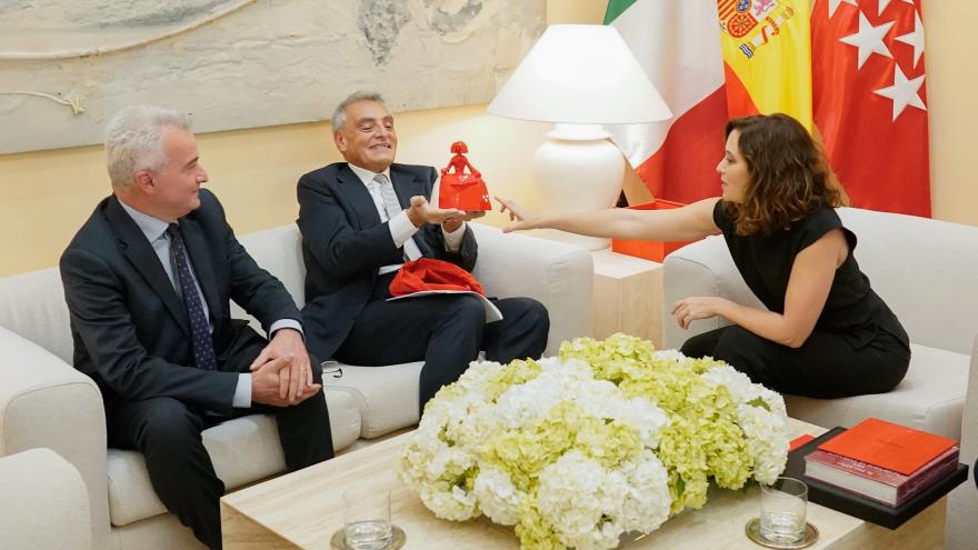 La presidenta Isabel Díaz Ayuso ha recibido a Buccino Grimaldi, embajador de Italia en España La presidenta junto al embajador