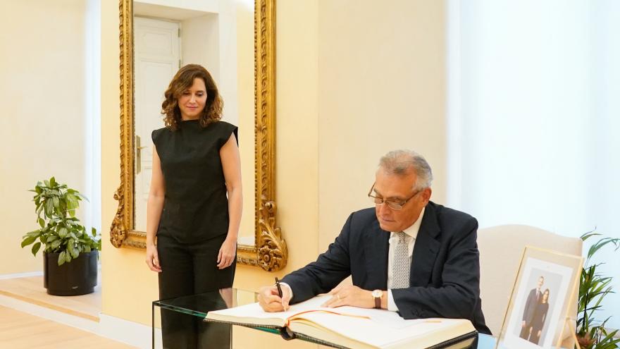 La presidenta Isabel Díaz Ayuso ha recibido a Buccino Grimaldi, embajador de Italia en España La presidenta junto al embajador