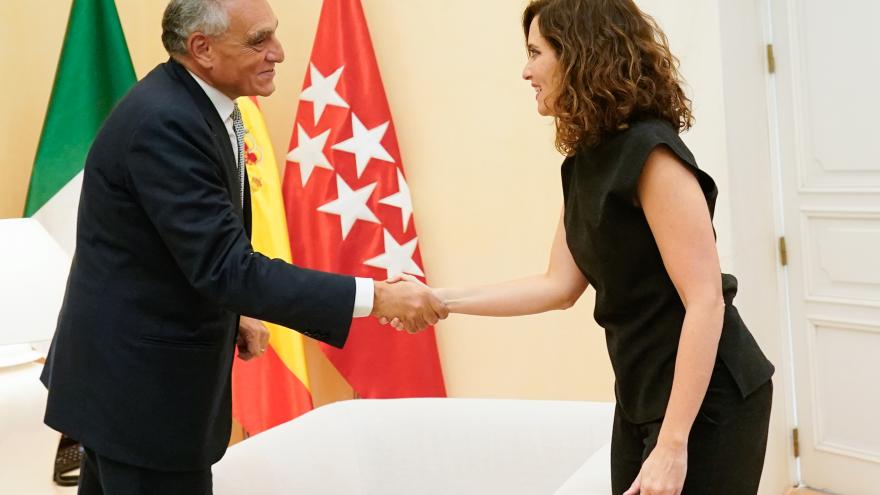 La presidenta Isabel Díaz Ayuso ha recibido a Buccino Grimaldi, embajador de Italia en España La presidenta saludando al embajador