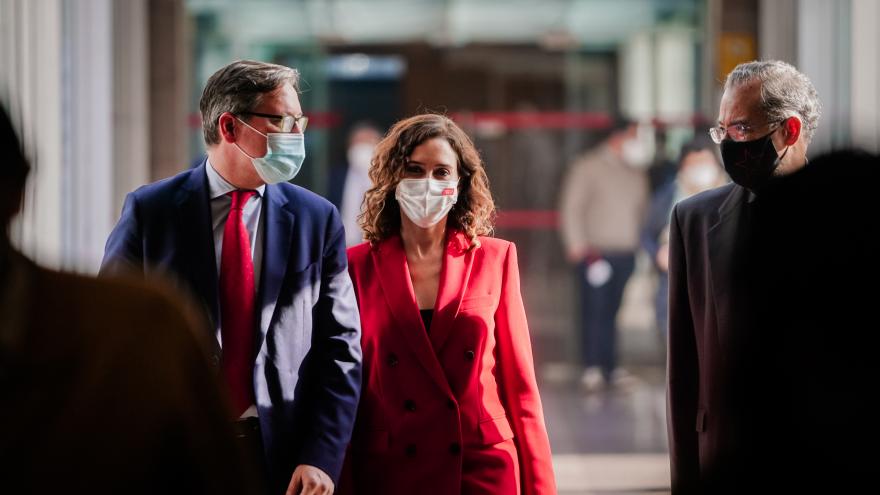 La presidenta caminando por el pasillo de la Asamblea de Madrid