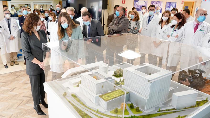 La presidenta contemplando la maqueta del hospital