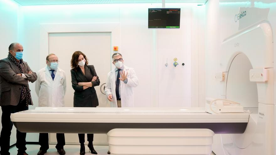 La presidenta mirando la máquina que permitirá este avance