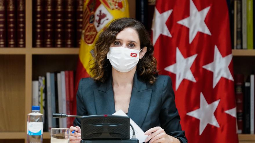 Primer plano de la presidenta sentada en la mesa de la reunión