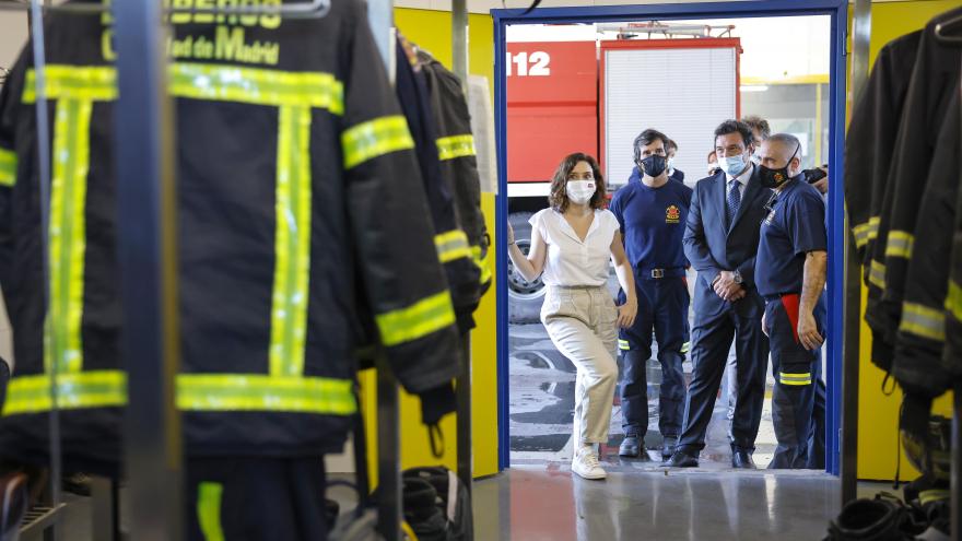 La presidenta junto con otros miembros visitando las instalaciones del Parque de Bomberos