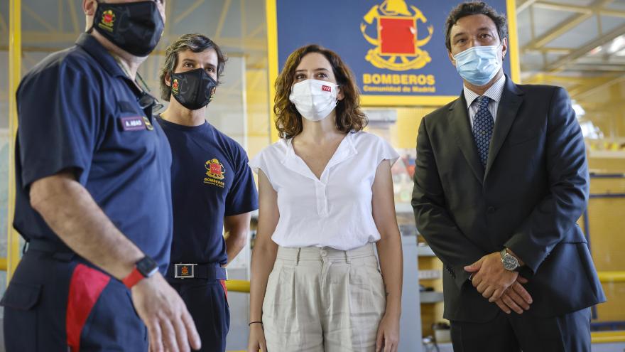 La presidenta junto con otros miembros visitando las instalaciones del Parque de Bomberos