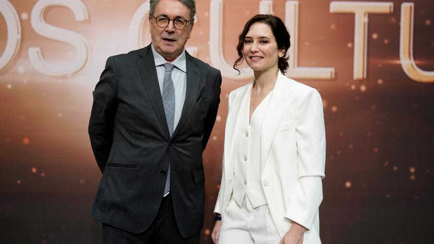 La presidenta junto a Andrés Trapiello 